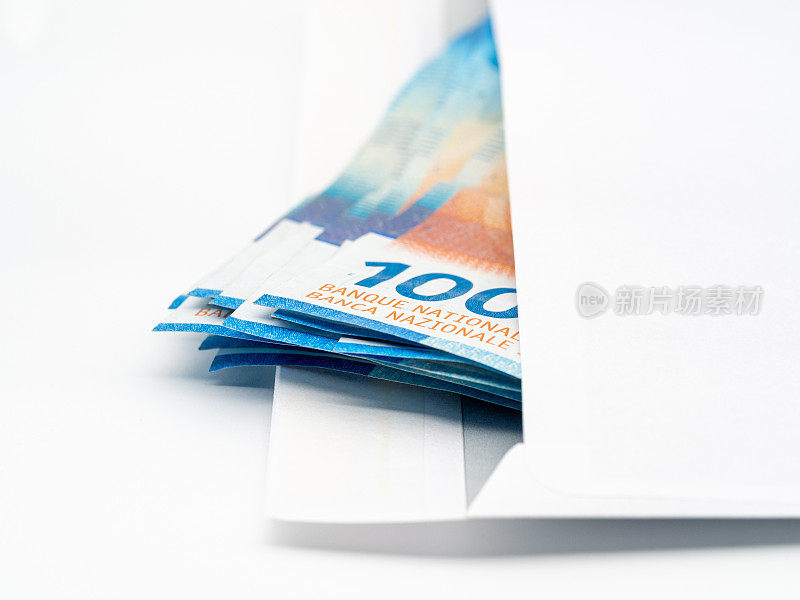 白色信封里的瑞士钞票