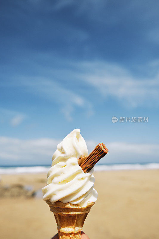 在一个阳光明媚的夏日，康沃尔郡纽基菲斯特拉海滩的一个冰淇淋蛋筒。