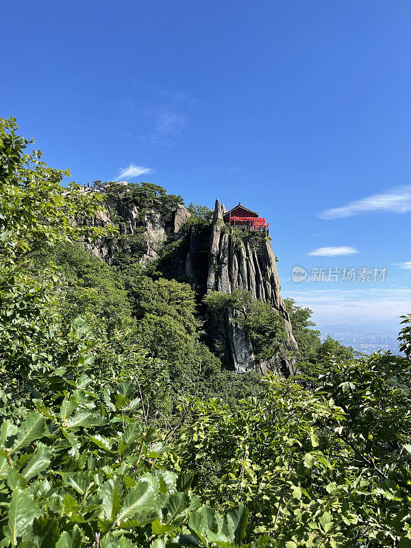 山顶上的佛寺