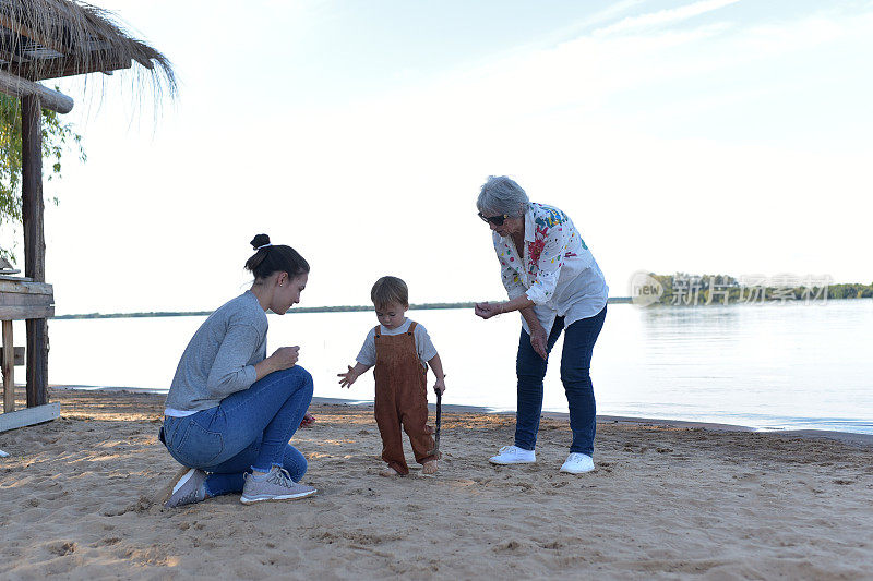 奶奶和她的女儿、孙子在海滩上