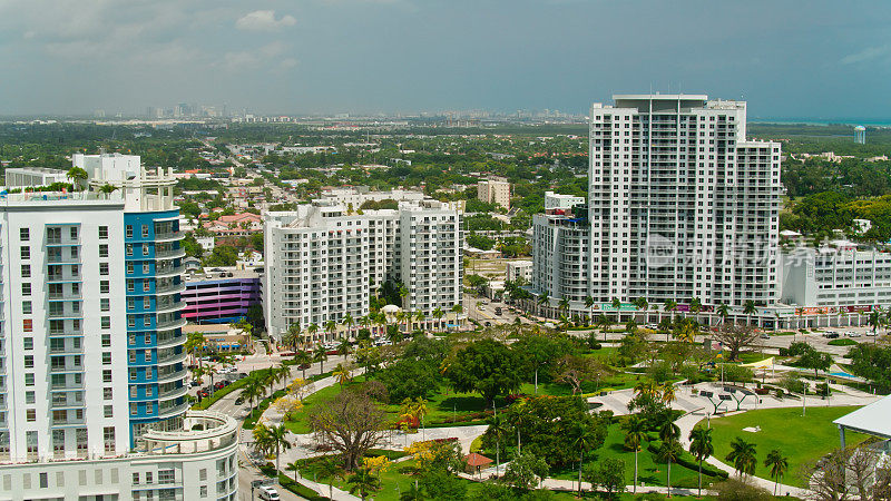 无人机拍摄的佛罗里达州好莱坞市中心的公园和公寓大楼