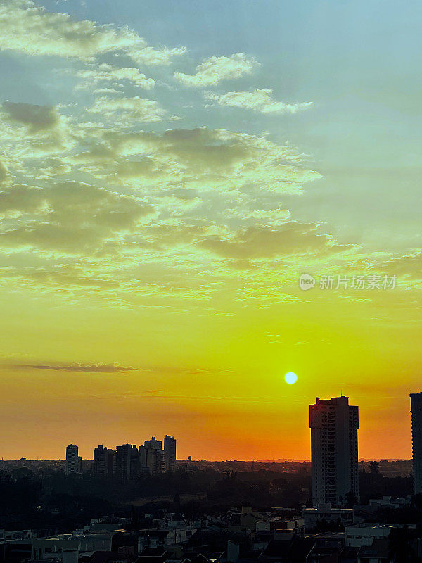 夏日清晨，太阳冉冉升起。