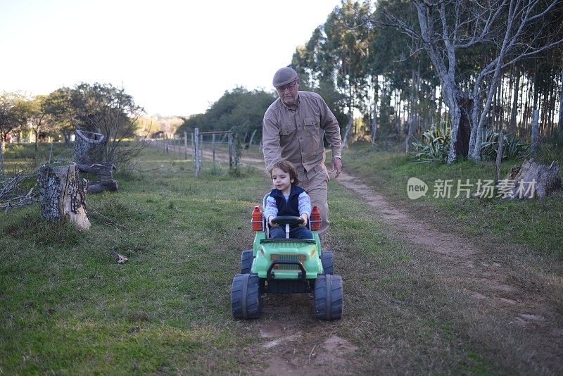 爷爷和孙子在户外玩耍