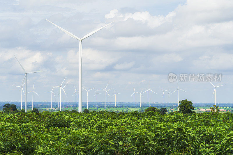 风景的一组风车在风电场创造可再生能源在呵叻，泰国