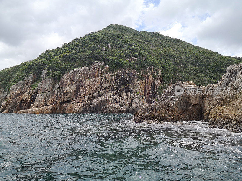 位于香港西贡夏普岛的岩石海岸