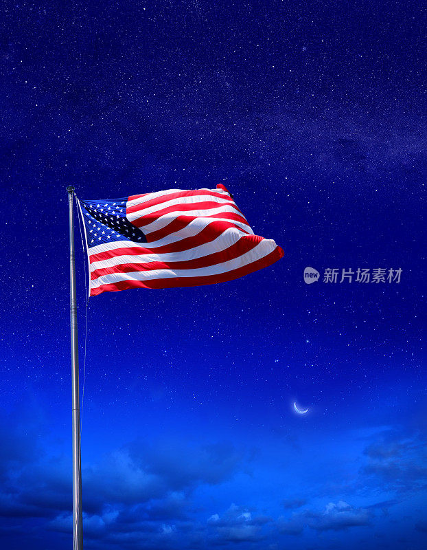 美国国旗飘扬在星月当空的旗杆上