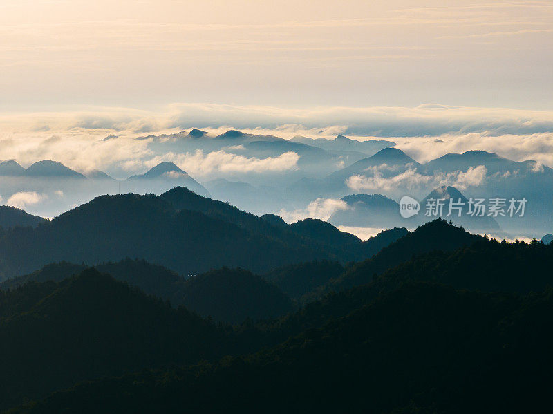 清晨山雾鸟瞰图