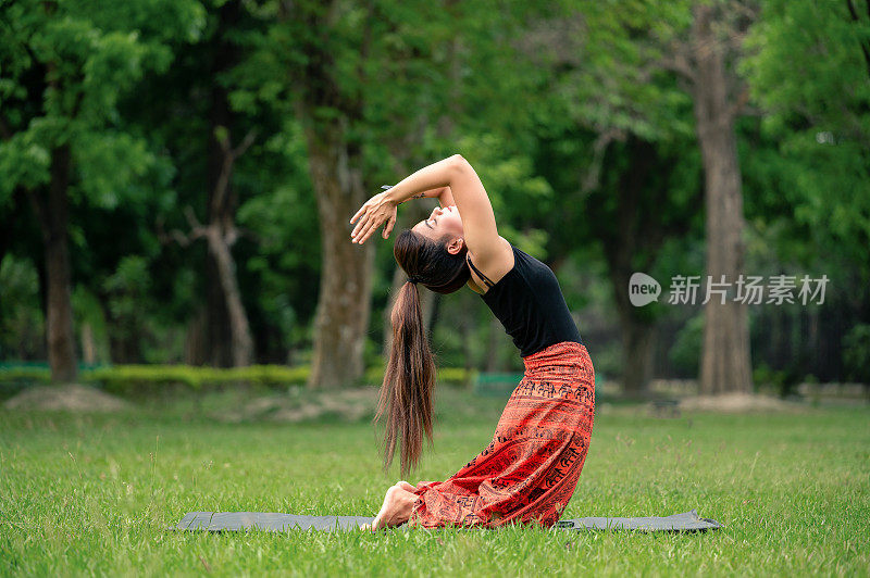 白人健身女性在练习，在公园做瑜伽的女性