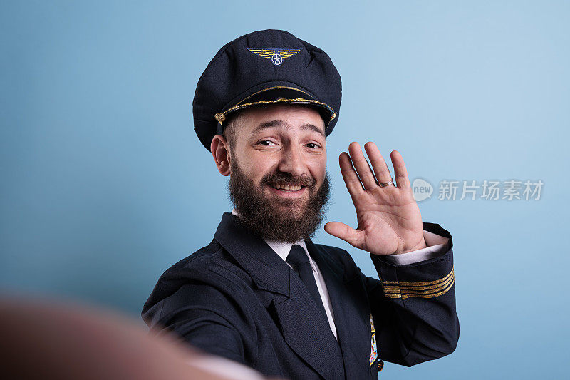 飞行员微笑着对着镜头打招呼，然后自拍