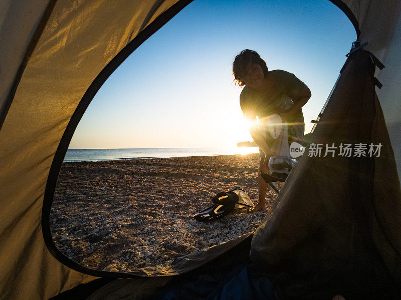 在海上露营的年轻女子