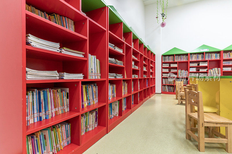 在儿童图书馆里，有一个放儿童书籍的书架