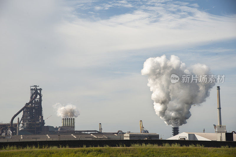 钢铁和煤炭。清晨的工业区