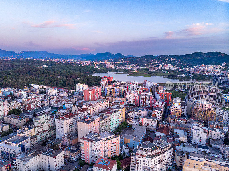 阿尔巴尼亚首都地拉那日落时的鸟瞰图