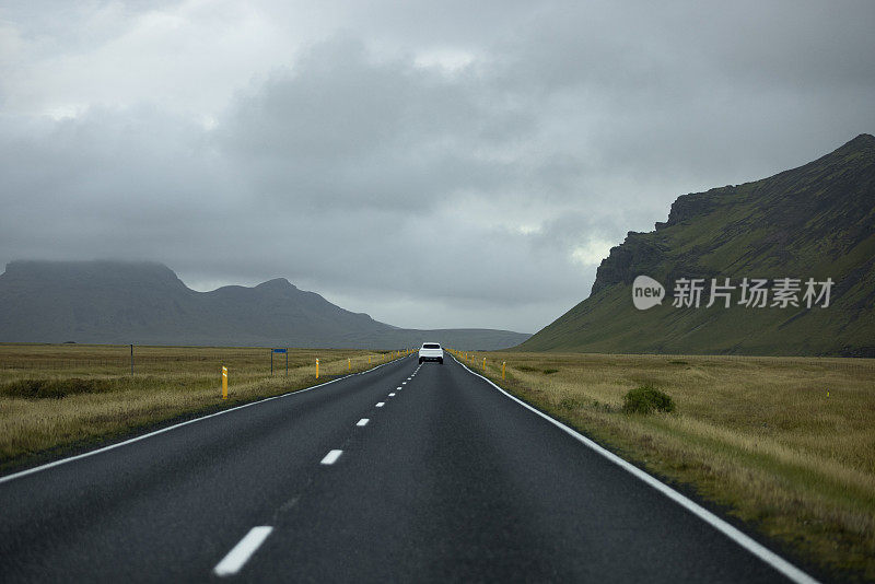 冰岛公路上的一辆车