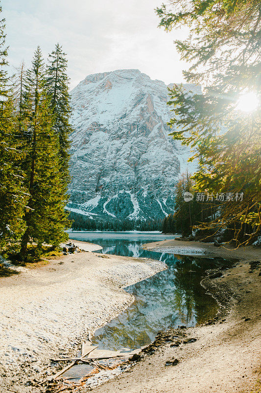 冬天的拉戈迪布雷斯湖的风景