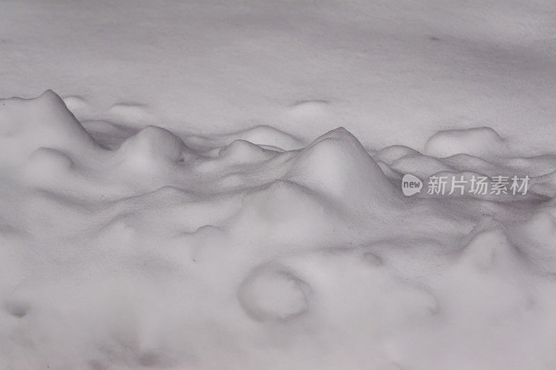 雪的纹理漂移特写。冬季降雪后出现的雪堆。