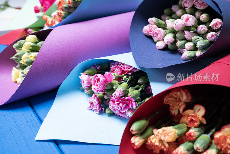 办公桌上五颜六色的康乃馨花束的特写照片