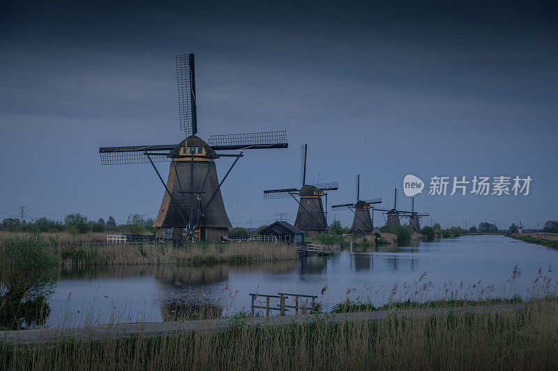 荷兰金德代克日出时的传统风车群是世界文化遗产。