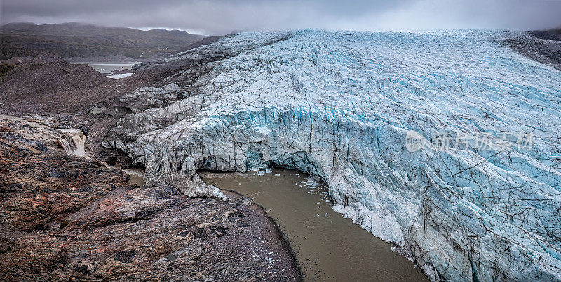 鸟瞰罗素冰川，河流，隧道和瀑布融化的冰。气候变化警报