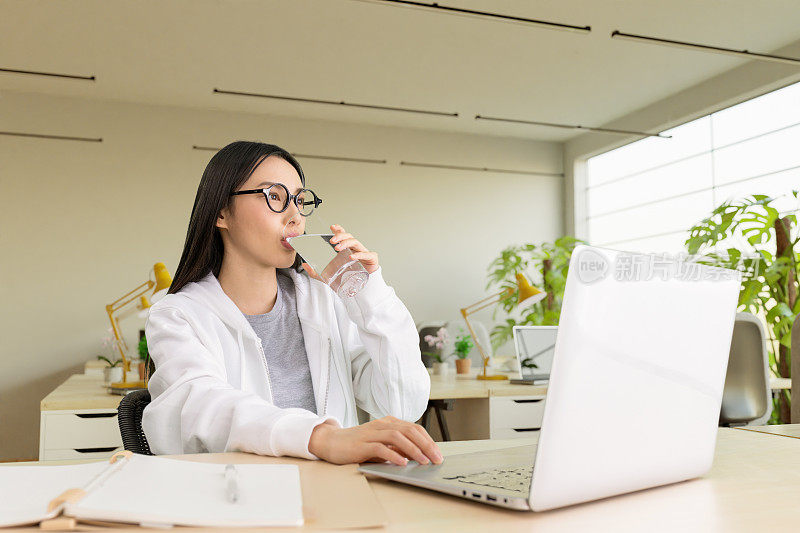 女商人，女工人，女学生，戴眼镜，拿笔记本电脑