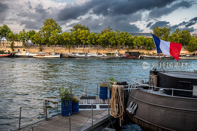 塞纳河与房屋船和长廊和法国国旗在巴黎，法国