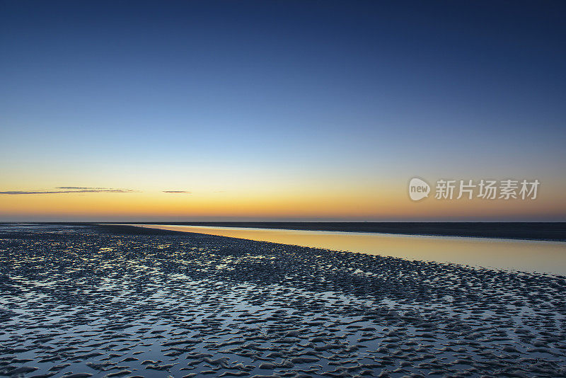 在一天结束的时候，Senset在Schiermonnikoog岛的海滩上