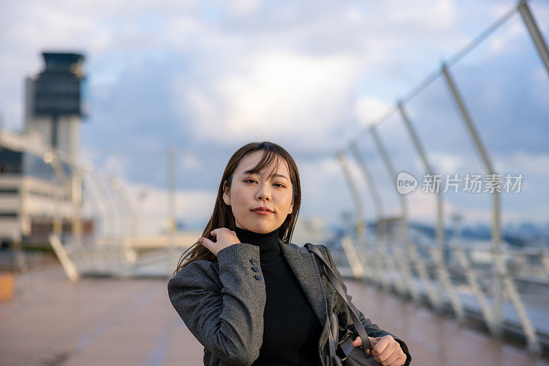 在机场观景台的女商人肖像