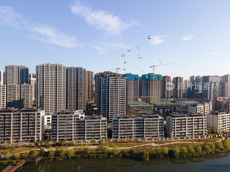 河边的城市建筑和别墅