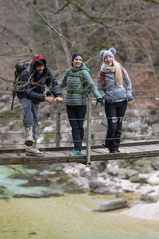 徒步旅行者在徒步旅行中发现了大自然隐藏的美丽