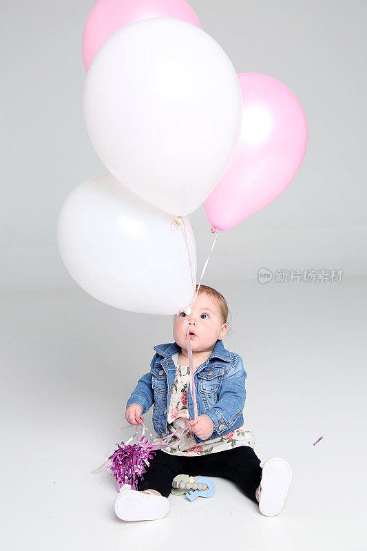 八个月大的女婴带着气球