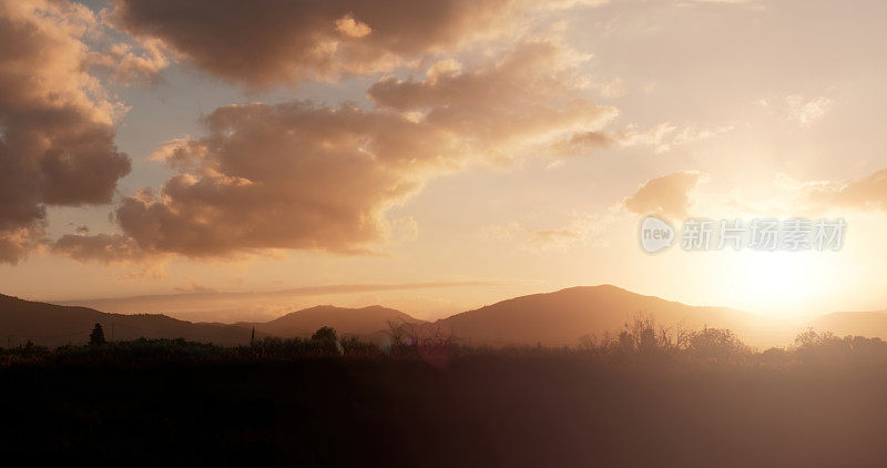 夕阳落在田野和山丘上