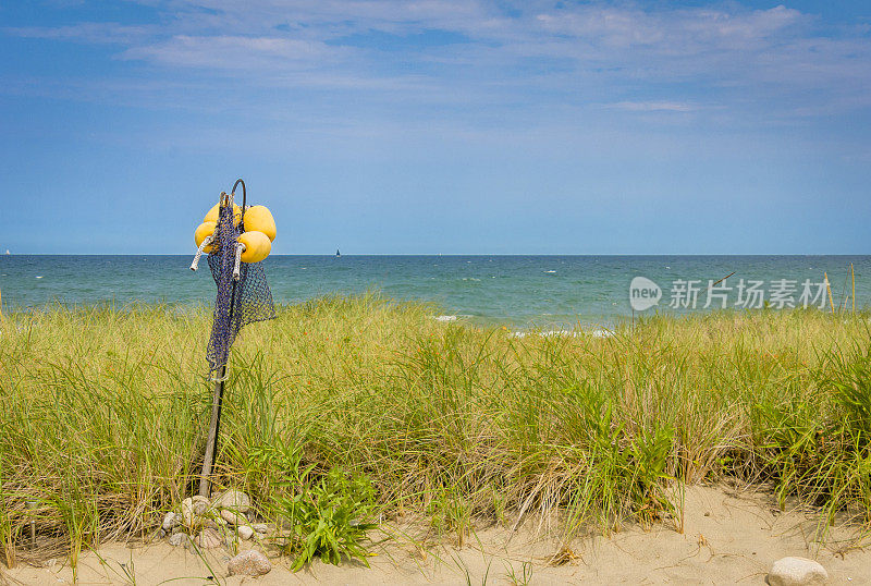 沙滩上的黄色浮标