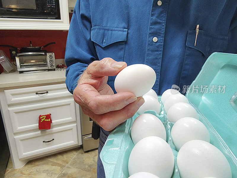 老人拿着满满一盒新鲜鸡蛋。伴随通货膨胀而来的是鸡蛋和其他食品的高价格。这对靠固定收入生活的老年人伤害尤其大。