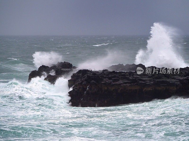 岩石上的巨浪