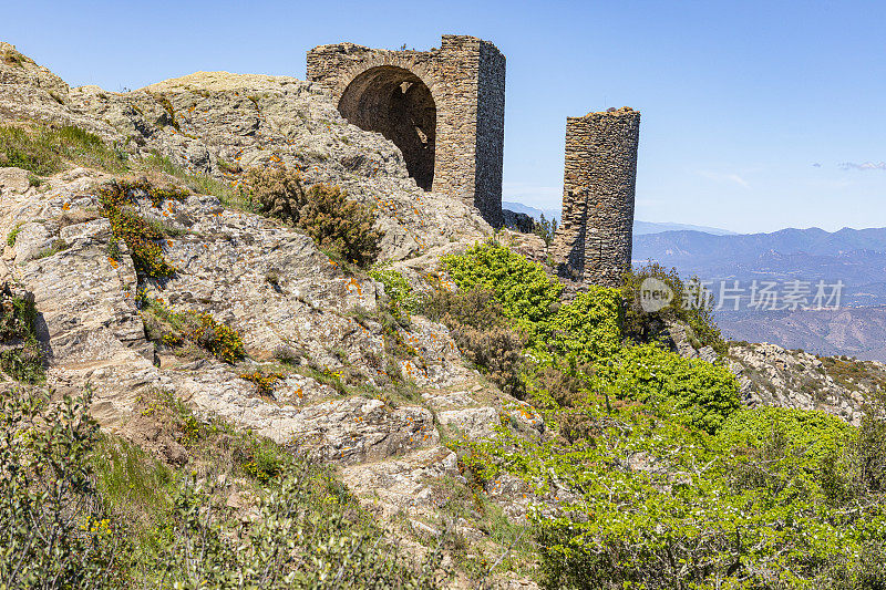 维拉城堡、玫瑰高尔夫和布拉瓦海岸的比利牛斯山脉