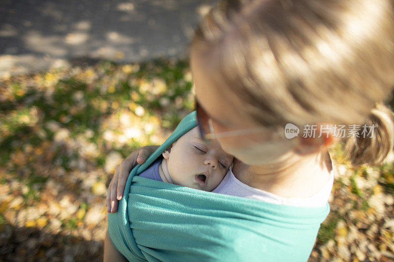 婴儿在吊带上打盹