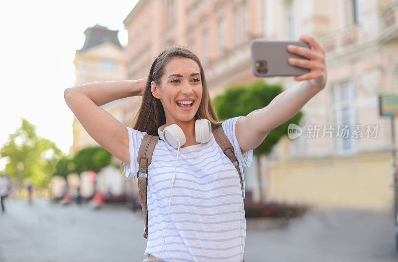 快乐的年轻女子在使用电话