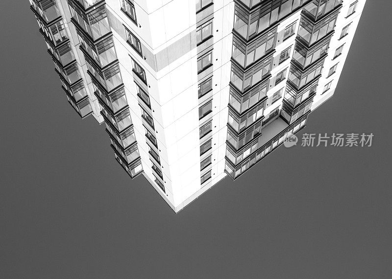 颠倒的公寓大楼。抽象住宅建筑，现代建筑。黑白相间，无色。