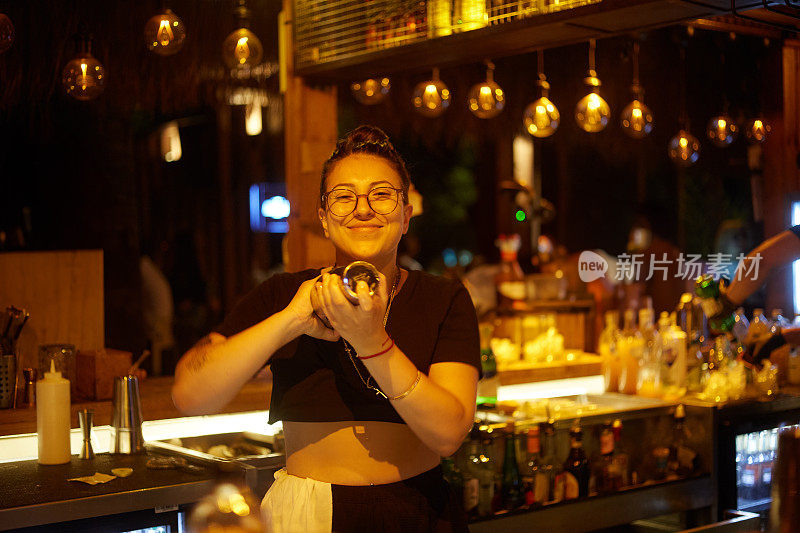 调酒师在吧台调酒