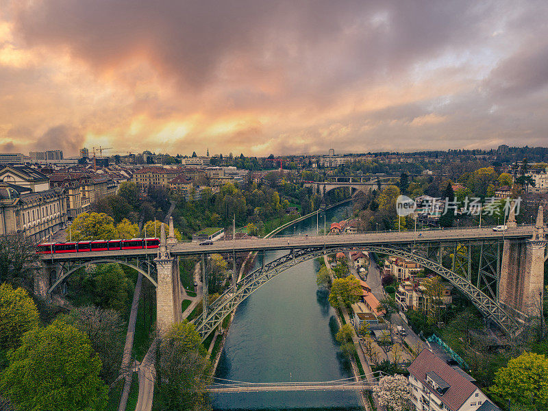 无人机拍摄的伯尔尼，电车过桥，日落