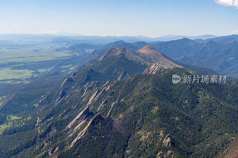 从科罗拉多州博尔德鸟瞰图俯瞰南部的熨斗山脉