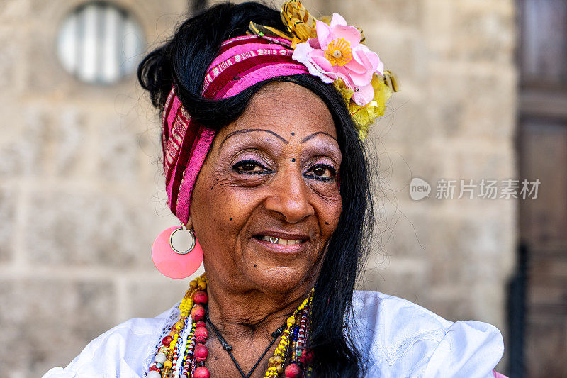 古巴哈瓦那老城的古巴老年妇女肖像