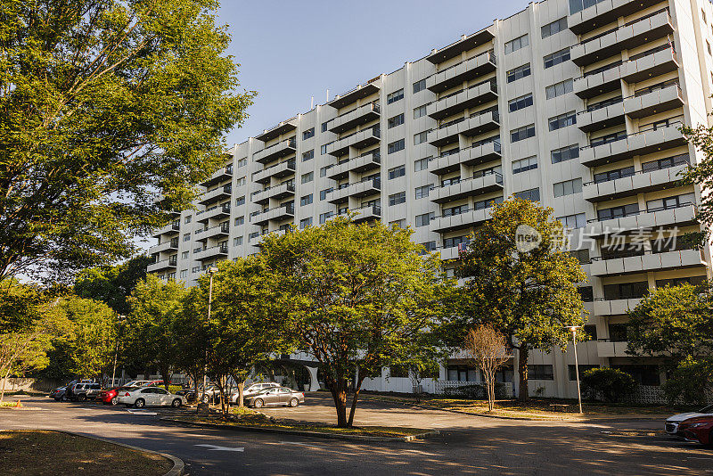 高层公寓大楼与专用停车场在树区沿北公园大道在孟菲斯中城，田纳西州