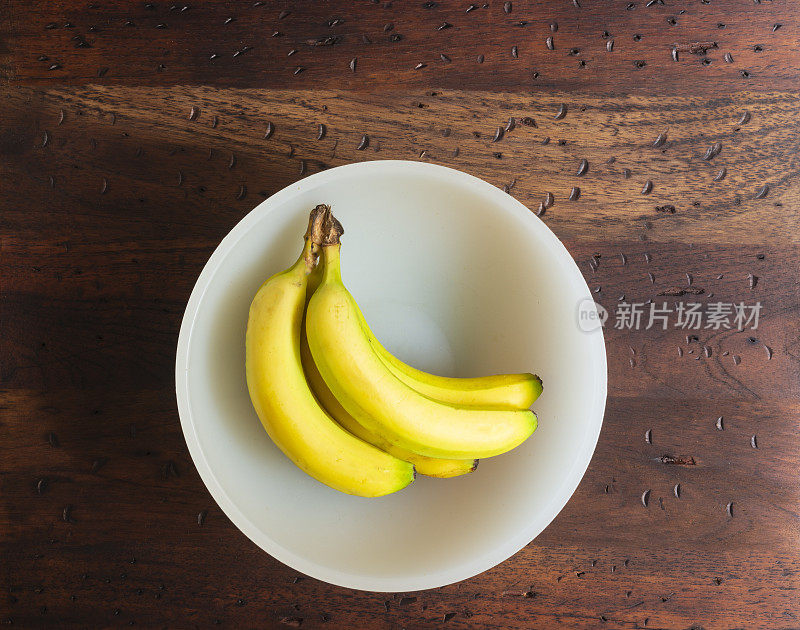 白碗里的香蕉