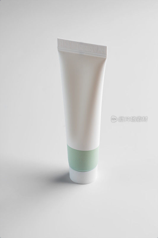白色挤压瓶塑料管的模型，用于药品或化妆品的品牌-面霜，凝胶，护肤品，牙膏。化妆品瓶容器上的白色背景。极简主义