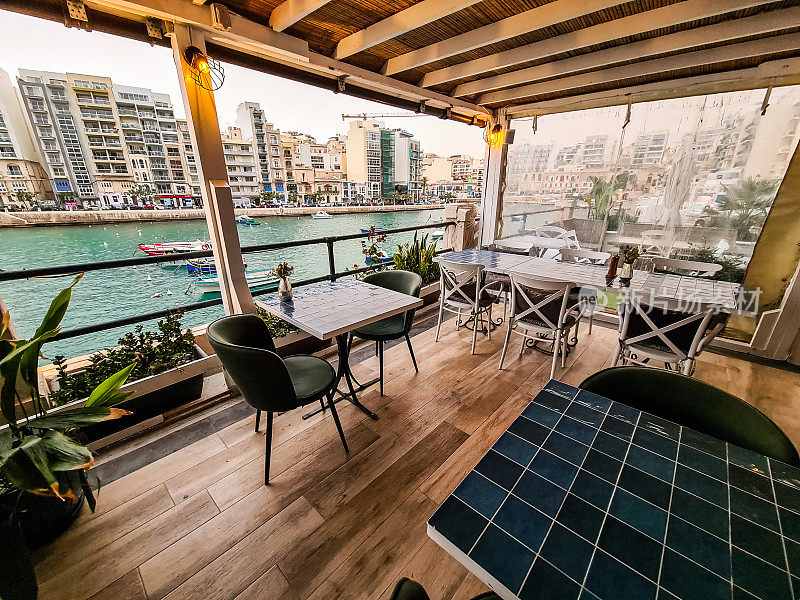 马耳他圣朱利安湾露台上的咖啡馆