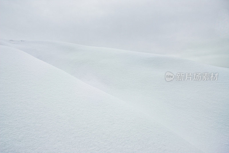 白雪覆盖的山丘