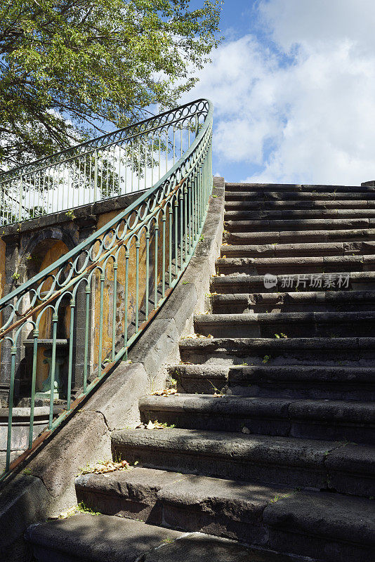马提尼克岛旧圣皮埃尔剧院楼梯的废墟