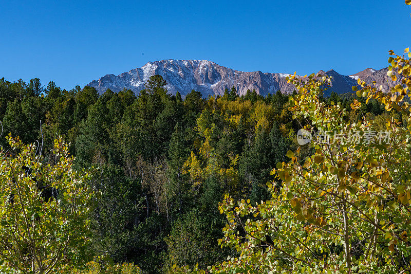 位于美国西部科罗拉多州中部落基山脉的美国山派克峰(海拔14115英尺)的峰顶被雪亲吻