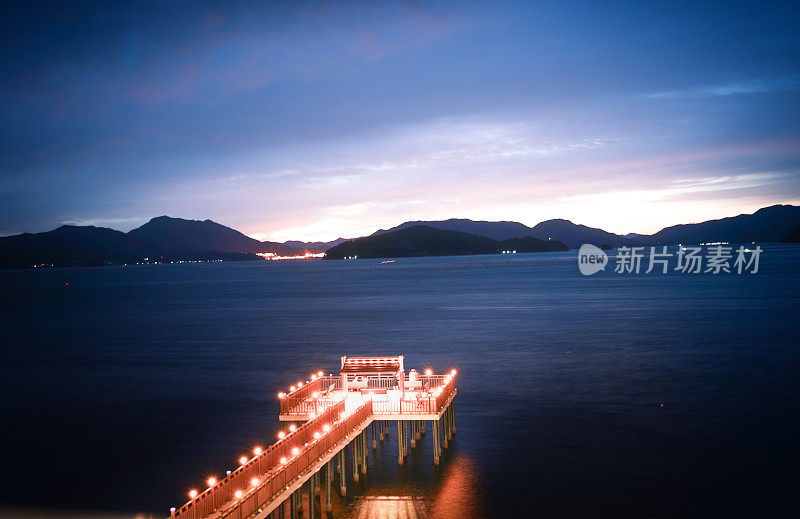 在黄昏的暮色中，有江山和蓝天的景观景观